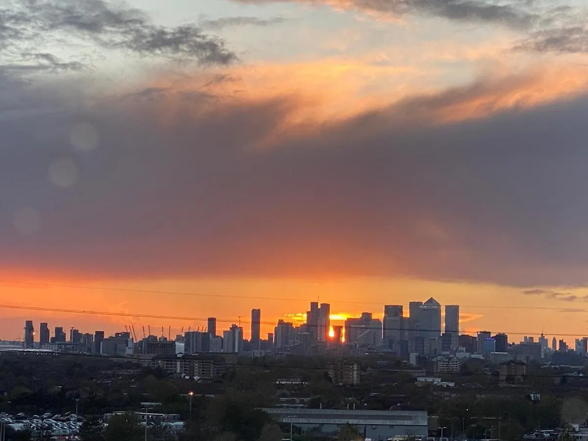 2 Bed Penthouse-Riverside View In East London Barking